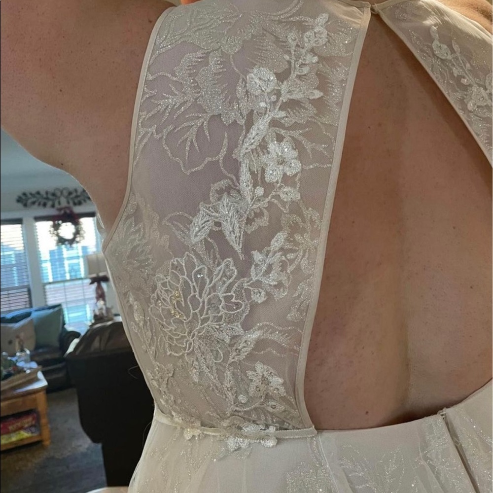 David’s Bridal Floral and Tulle Layered Plus Size Wedding Dress - Picture 5 of 5